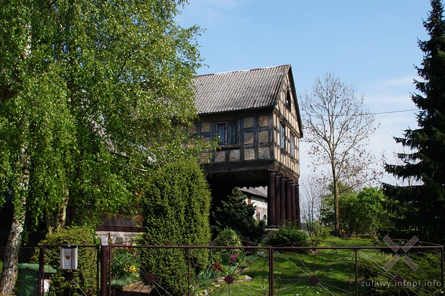 Dom podcieniowy w Jezierniku