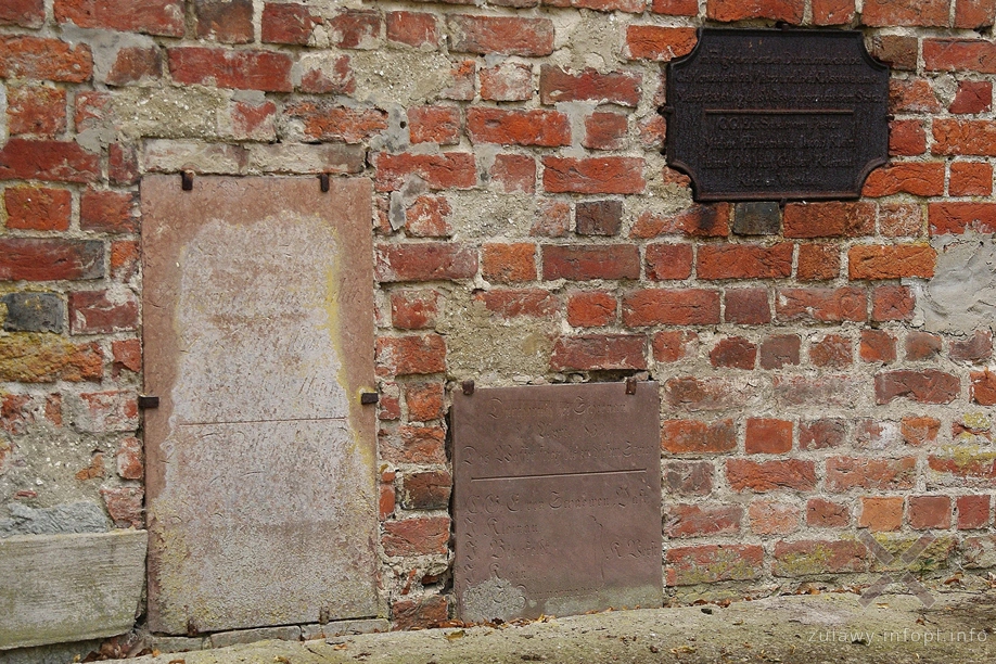 Znaki wysokiej wody na murze kościoła w Myszewie