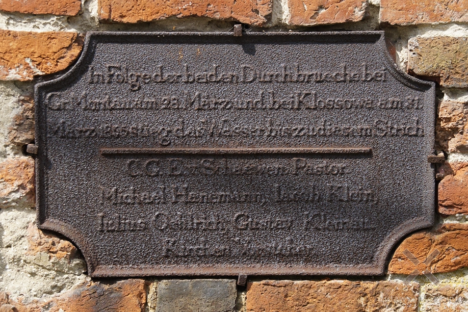 Znak wielkiej wody na murze kościoła w Myszewie