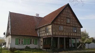Dom podcieniowy w Lubieszewie z XIX w.