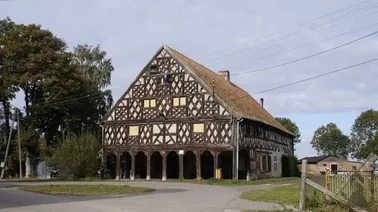 Dom podcieniowy z podcieniem szczytowym w Kleciu z XVIII w. zbudowany dla Dawida Zimmermanna