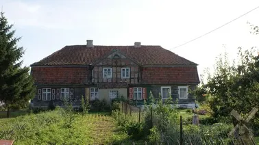 Dom z mansardowym dachem w Kościeleczkach z XIX w.