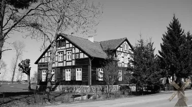 Drewniany dom z ryglowymi facjatą i szczytami w Chlebówce