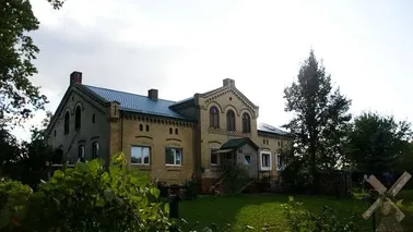 Murowany z jasnej cegły dom w Leszkowach