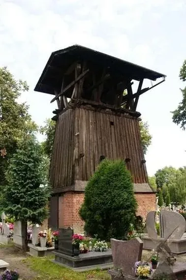 Drewniana dzwonnica w Starym Polu