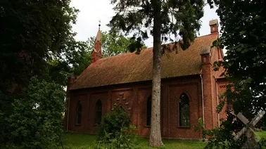 Neogotycki kościół (pierwotnie mennonicki) pw. św. Apostołów Piotra i Pawła w Rozgarcie