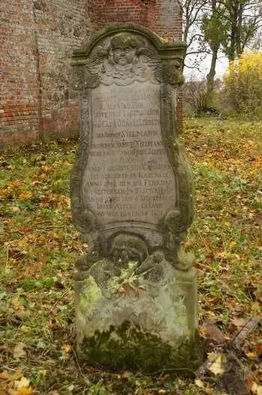 Rokokowa stela na cmentarzu przykościelnym w Fiszewie