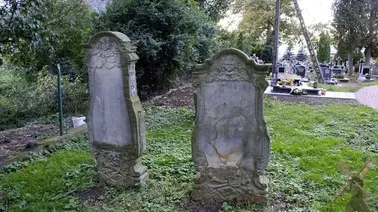 Rokokowe stele na cmentarzu przykościelnym w Królewie