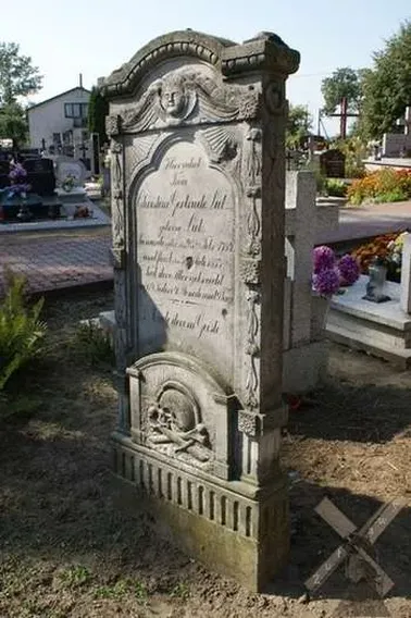 Przepiękna stela na cmentarzu przykościelnym w Marynowach