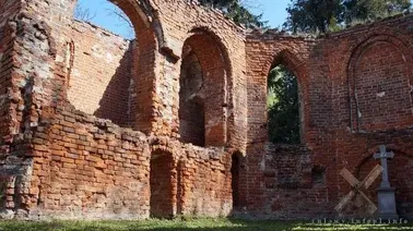Ruina gotyckiego kościoła w Borętach, spalony w 1945 r.