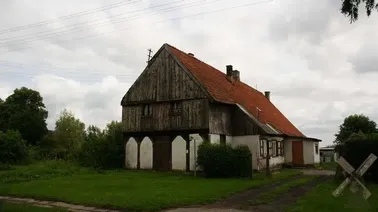 Dom z zabudowanym podcieniem szczytowym w Rozgarcie (2013)