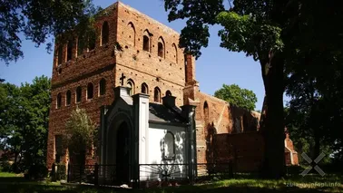 Ruina gotyckiego kościoła i kaplica rodziny Wessel w Steblewie