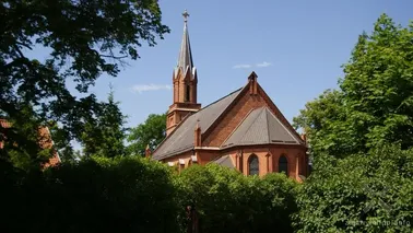 Neogotycki kościół w Benowie