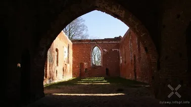 Ruina kościoła i kaplica rodziny Wessel w Steblewie