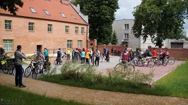 Uczetnicy rajdu na tle Szpitala Jerozolimskiego w Malborku.