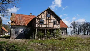 Częściowa ruina domu podcieniowego w Borętach.