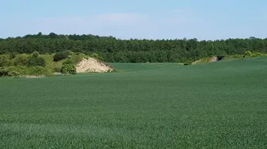 Wyrwa w nasypie kolejowym prowadzącym do Malewa.