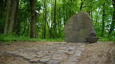 Początek drogi do miejsca zbrodni w Lesie Szpęgawskim.