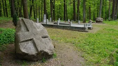 XII kamień drogi krzyżowej i jeden z grobów masowych w Lesie Szpęgawskim.