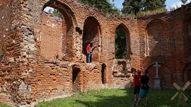 Sesja zdjęciowa w ruinie kościoła w Borętach.