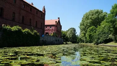 Tuga i zabudowa dawnej wytwórni wódek i likierów w Nowym Dworze Gdańskim.