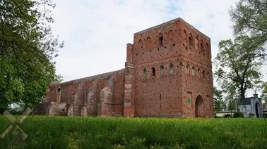 Ruina gotyckiego kościoła w Steblewie.