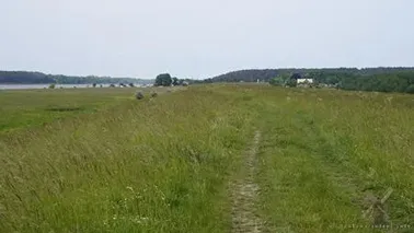 Widok z wału wiślanego na Mikoszewo i remontowany dom podcieniowy