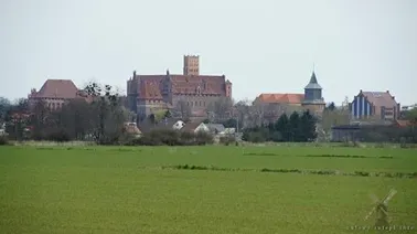 Malbork widziany z żuławskiego pola.