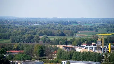 Żuławy, kościół w Jegłowniku i Malbork w tle