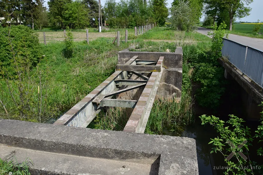 Pozostałości mostu kolejki na Kanale Panieńskim w Lipince