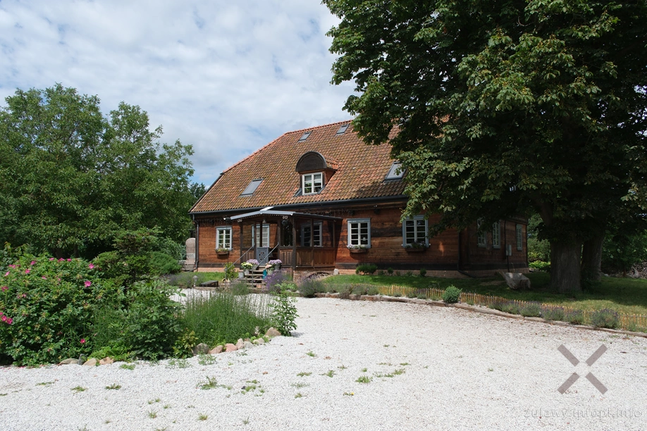 Kaplica na cmentarzu w Żuławkach Kaplica na cmentarzu w Żuławkach