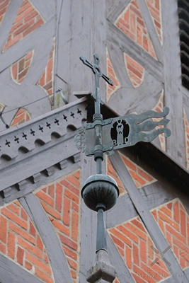 Kościół pw. bł. Doroty z Mątów w Elblągu- chorągiewka na zamienniku przedsionka (1983 r.) Kościół pw. bł. Doroty z Mątów w Elblągu- chorągiewka na zamienniku przedsionka (1983 r.)