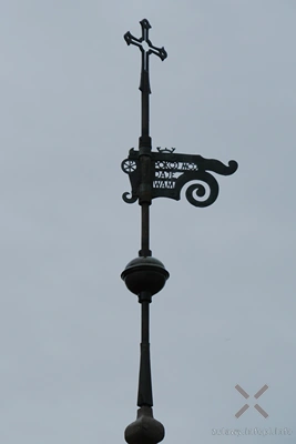 Kościół pw. bł. Doroty z Mątów w Elblągu- chorągiewka na przedsionku wschodnim Kościół pw. bł. Doroty z Mątów w Elblągu- chorągiewka na przedsionku wschodnim