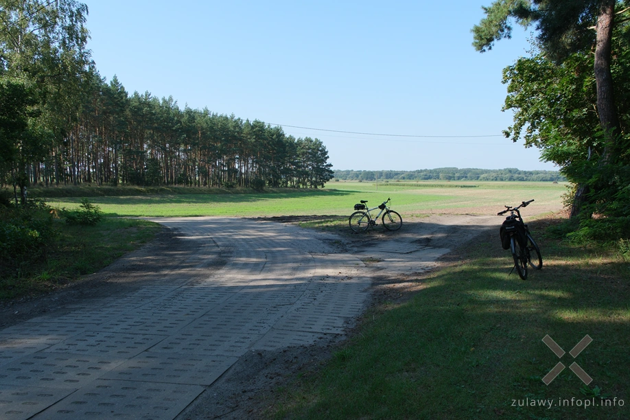 Uśnice- postój przy starym, zarośniętym cmentarzu Uśnice- postój przy starym, zarośniętym cmentarzu